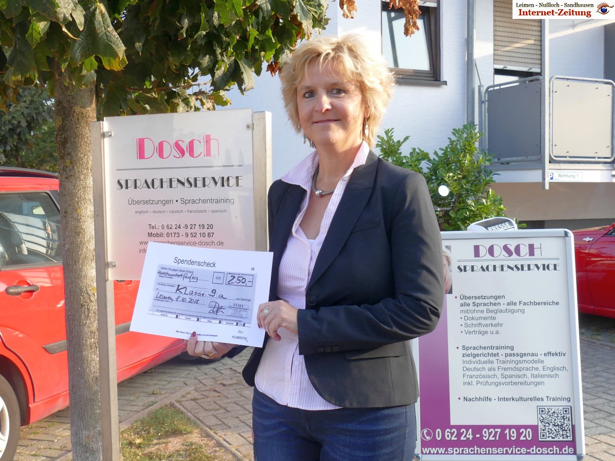  Inge Dosch, die Leiterin von Sprachenservice Dosch, mit einem 250 € Spendenscheck für die Wanderklasse 