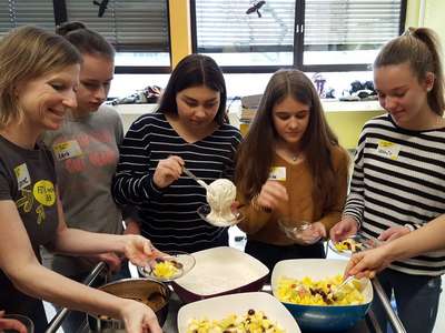 Spannendes Koch-Event in der Realschulküche mit Unterstützung der Edeka-Stiftung